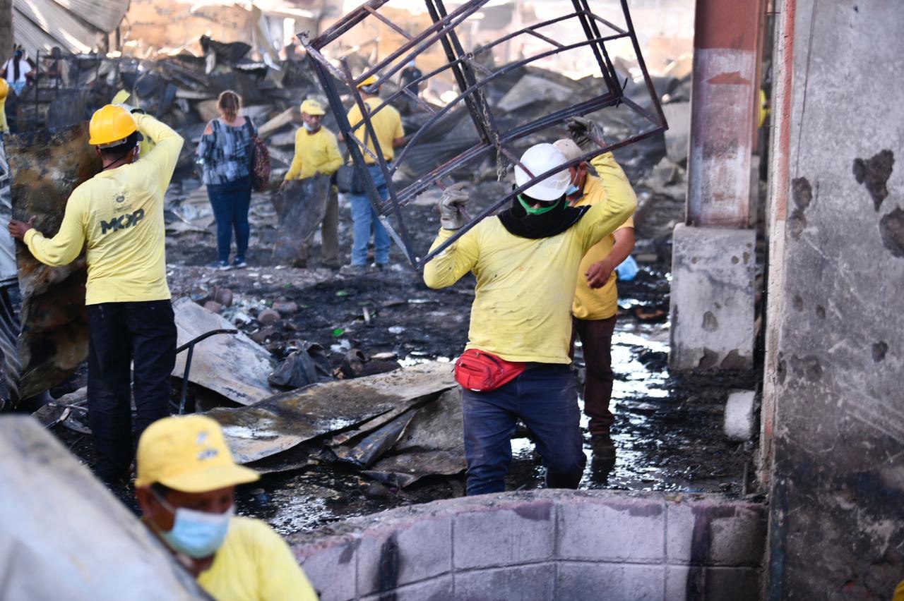gobierno-continua-limpiando-y-removiendo-escombros-tras-incendio-en-mercado-de-santa-ana